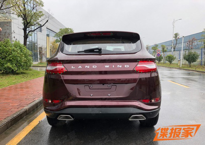 Xe được trang bị ống xả kép phía sau.