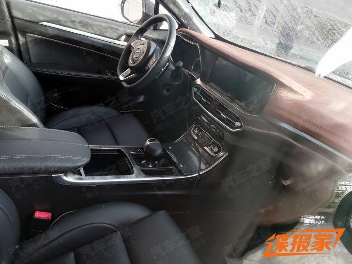 Dù được xây dựng là một chiếc SUV sang như Land Rover nhưng nội thất bên trong xe lại rất nghèo nàn.