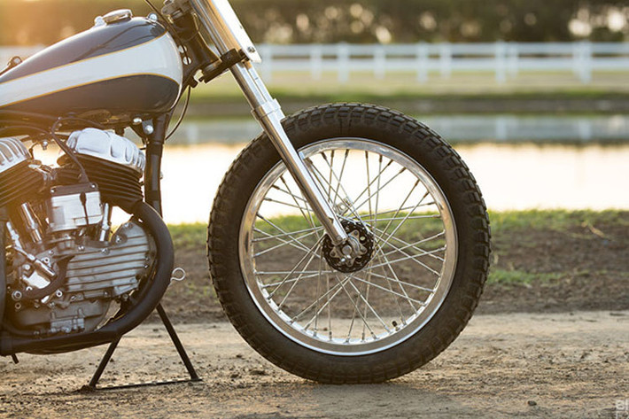 Nhà sản xuất W&W tại Đức chuyên về linh kiện dòng Harley cổ điển đã cung cấp bộ bánh xe, bình xăng, két nhớt và dè sau cho mẫu độ WLA này.