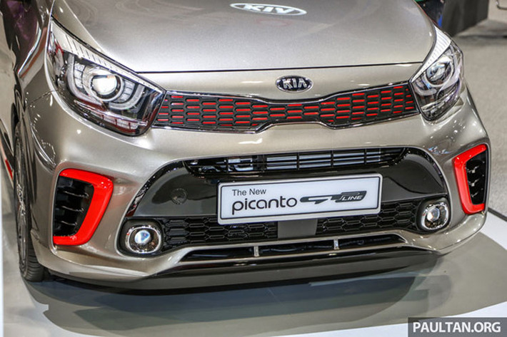 Thiết kế ngoại hình Picanto phiên bản GT-Line khá đẹp mắt. Phần lưới tản nhiệt được trang trí với sắc đỏ ấn tượng. Xe vẫn giữ ngôn ngữ thiết kế "mũi hổ" đặc trưng của Kia.