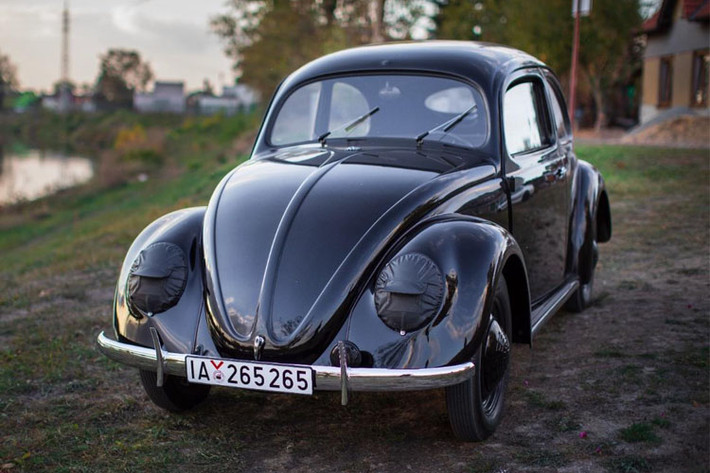 Đây là chiếc xe ôtô Volkswagen Beetle cổ nhất còn tồn tại với khung xe số 20 trong tổng số 21 triệu xe. Xe có ngoại thất màu đen bóng sang trọng.