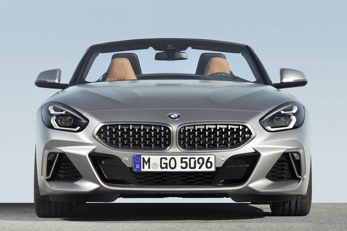BMW Z4 Roadster 2020 có thiết kế cao cấp hút ánh nhìn. Theo tiết lộ xe có có mui mềm màu đen sang trọng.