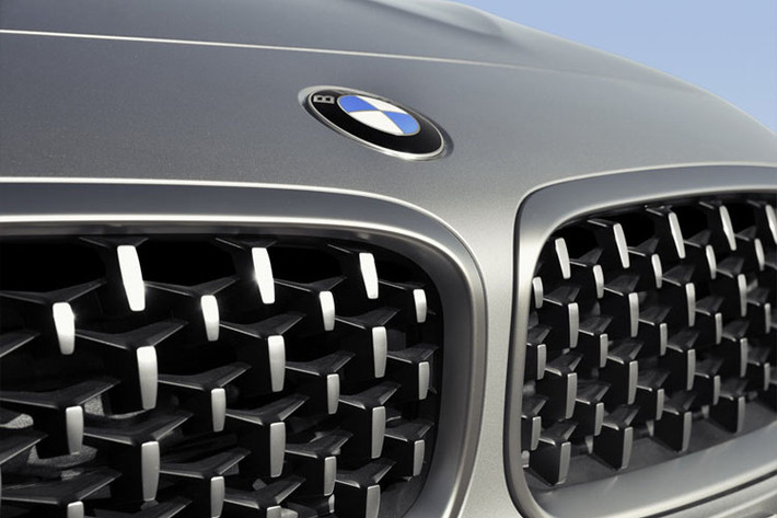 BMW Z4 Roadster mới có thiết kế lấy cảm hứng trực tiếp từ phiên bản Z4 Concept ra mắt năm 2017. Phần lưới tản nhiệt hình bầu dục đặc trưng của BMW được thiết kế thấp và hẹp hơn đi kèm các chi tiết mạ chrome sáng bóng. Cùng với đó, BMW Z4 Roadster phiên bản M40i sẽ được trang bị hệ thống đèn pha LED Matrix thích ứng...