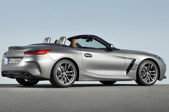 Giá xe BMW Z4 Roadster 2020 phiên bản cao cấp khoảng 1,5 tỷ đồng, còn lại hai phiên bản thấp hơn là sDrive20i và sDrive30i sẽ xuất hiện trên thị trường từ quý II/2019 với mức giá chưa được tiết lộ.