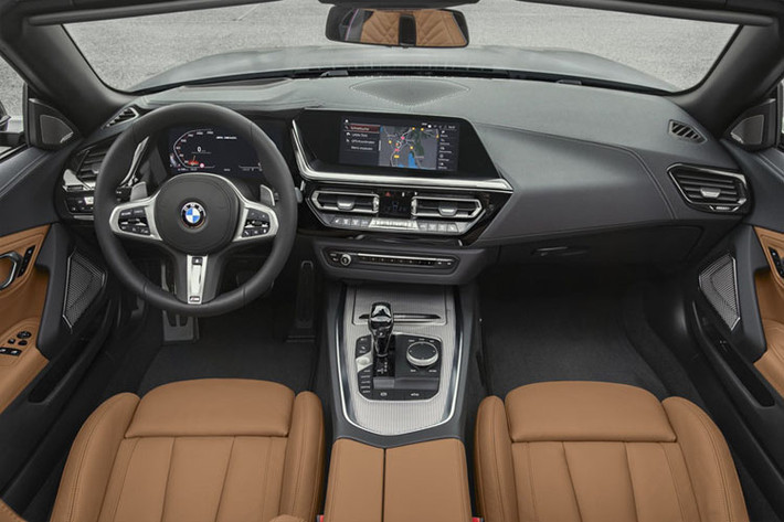 Toàn bộ nội thất được làm bằng chất liệu nhựa vinyl giả da SensaTec và nhôm sáng. Bên trong xe sở hữu đèn nội thất chạy ẩn, hàng ghế trước chỉnh điện có thể ghi nhớ vị trí.