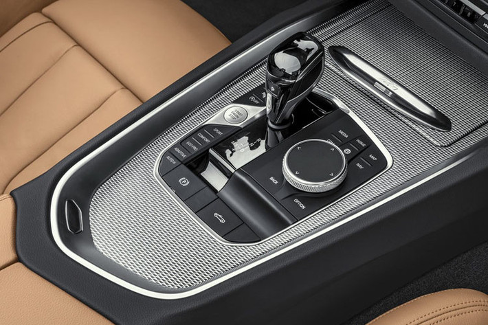 Kết hợp với hộp số tự động 8 cấp thể thao Steptronic, xe tăng tốc 0-100 km/h trong 4,4 giây và vận tốc tối đa được giới hạn điện tử ở 250 km/h. Trong khi đó, phiên bản tại thị trường châu Âu cho công suất nhỏ hơn 47 mã lực, vào khoảng 335 mã lực.