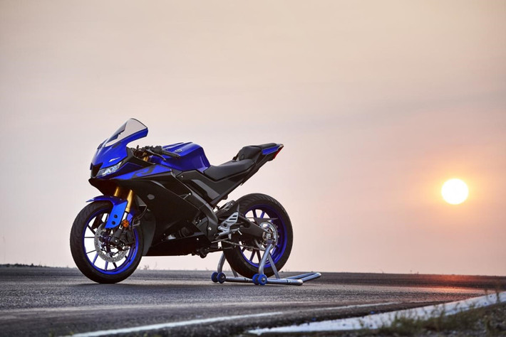 Yamaha R125 2019 sở hữu thiết kế đẹp mắt, đậm chất thể thao cùng với hiệu suất động cơ tốt. Xe có kiểu thiết kế hốc gió giữa hai đèn và kính chắn gió cao.