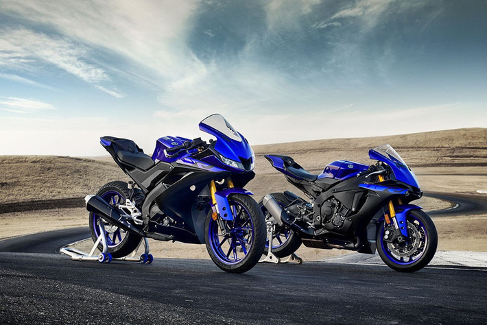 Đáng chú ý là mẫu xe môtô cỡ nhỏ nhà Yamaha này cũng được trang bị khung xe mới cùng gắp sau bằng nhôm giúp giảm trọng lượng... Những chi tiết này được xem là thừa hưởng từ siêu phẩm YZF-R1.