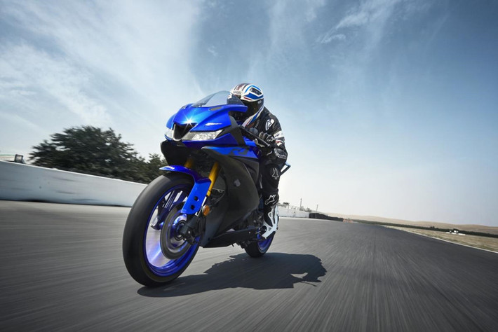 Xe có các tùy chọn màu sơn gồm xanh dương, đen và trắng. Hiện giá bán Yamaha R125 mới này vẫn chưa được công bố. Các khách hàng muốn sở hữu và cầm lái chiếc xe môtô giá rẻ này sẽ phải chờ đến đầu năm 2019