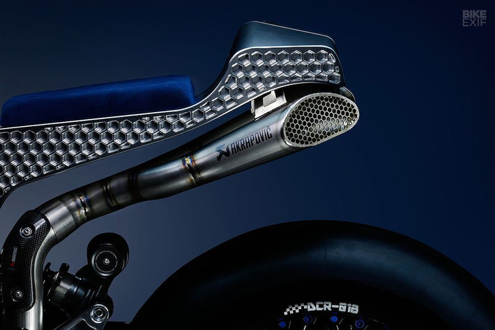 Hệ thống xả, DNA đã nhờ Akrapovic "thửa riêng" pô full system cho xe.