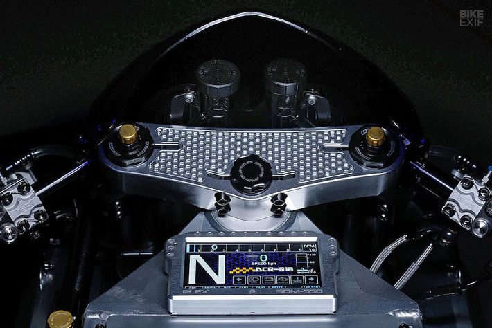 Đầu xe là nơi hội tụ nhiều đồ chơi hàng hiệu nổi tiếng. Cụ thể, hãng Purpose Built Moto cung cấp các cùm công tắc, cây trợ lực mang nhãn hiệu Hyperpro. Plex Tuning đã lập trình cho chiếc xe bảng đồng hồ với màn hình màu 4,3 inch với khả năng đọc và hiển thị mọi dữ liệu từ ECU.