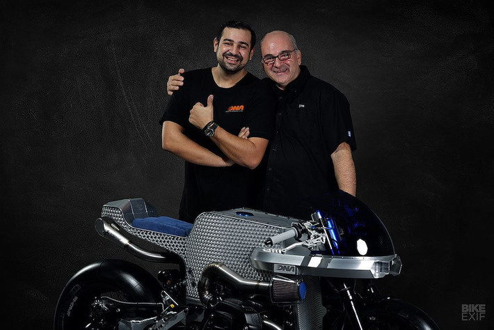 Với bản độ BMW R nineT khủng này, hai cha con Dino và Marios Nikolaidis đã khiến nhiều người phải thán phục. Bởi tất cả các tiểu tiết độ, tiện thực hiện đã hòa quyện lại và tạo ra một chiếc hiếm có khó tìm.