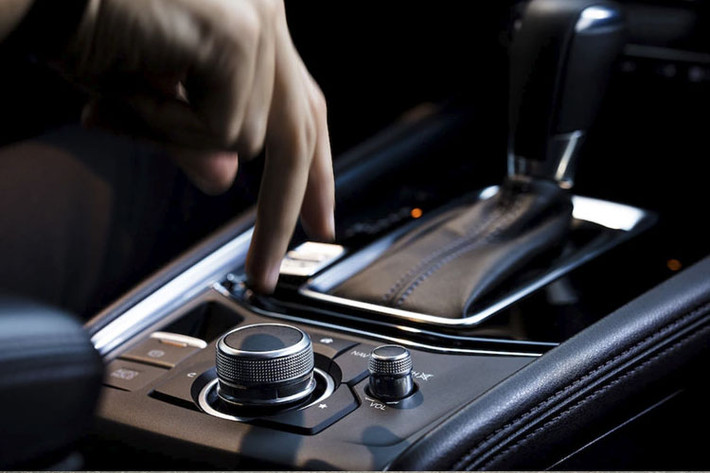 Dù sử dụng động cơ tăng áp 2.5T mới, hãng xe ôtô Mazda vẫn trang bị hộp số tự động 6 cấp Skyactiv-Drive, giúp cho bộ biến mô duy trì được mức tối ưu qua các cấp số vận hành.