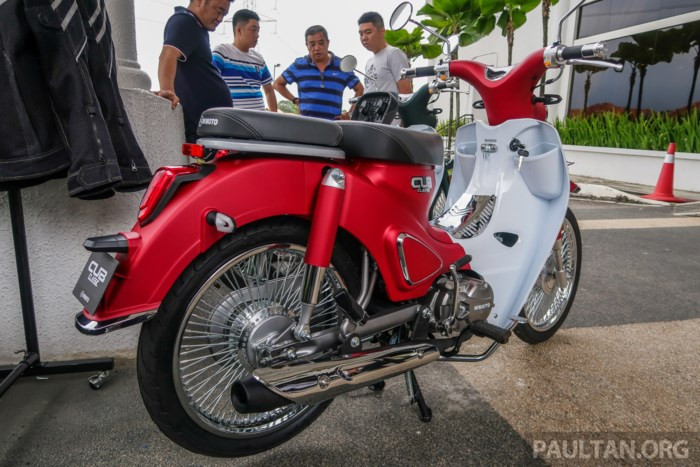 Điểm được cho là rất giống Super Cub C125 ở Cub Classic chính là phần ghi-đông gù lên, nhưng ở mẫu xe "made in" Đài Loan thì bộ phận này có phần dày dặn, cứng cáp hơn khiến nó dị hẳn so với mẫu xe Nhật Bản.