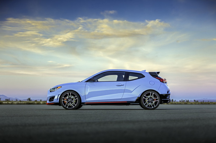 Tổng thể, Veloster N giữ nguyên thiết kế của Veloster nguyên bản với thiết kế hatchback 3 cửa thể thao đặc trưng từ thế hệ đầu tiên với cấu trúc cửa đặc biệt: 1 cửa bên lái và 2 cửa bên phụ. Nhờ chiều dài và rộng được gia tăng nên trông xe có phần lớn, đồ sộ hơn hẳn.