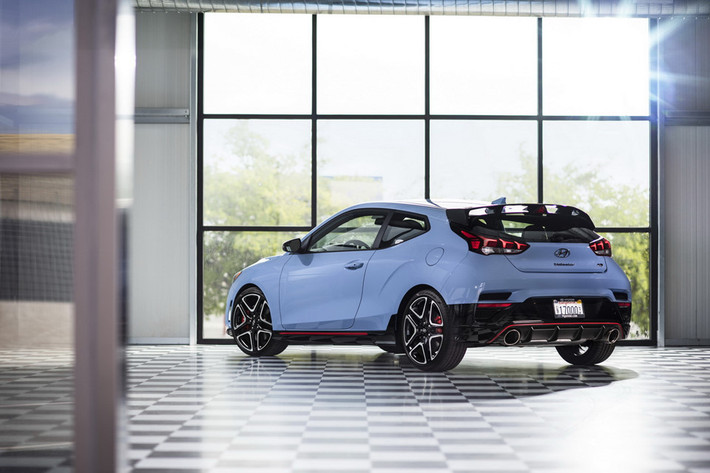 Một trong những điểm nhận dạng của biến thể Veloster N với bản cơ sở là dải trang trí màu đỏ và cánh gió gắn cố định trên mái.
