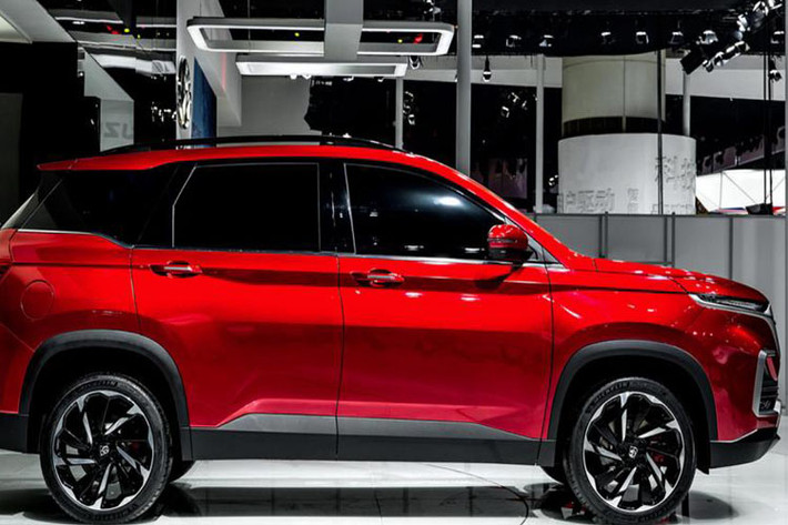 Động cơ của mẫu SUV Chevrolet Captiva 2019 là máy xăng 4 xi-lanh, tăng áp, dung tích 1,5 lít, sản sinh công suất tối đa 175 mã lực và mô-men xoắn cực đại 230 Nm. Sức mạnh được truyền tới cầu trước thông qua hộp số CVT giống Banjun 530.
