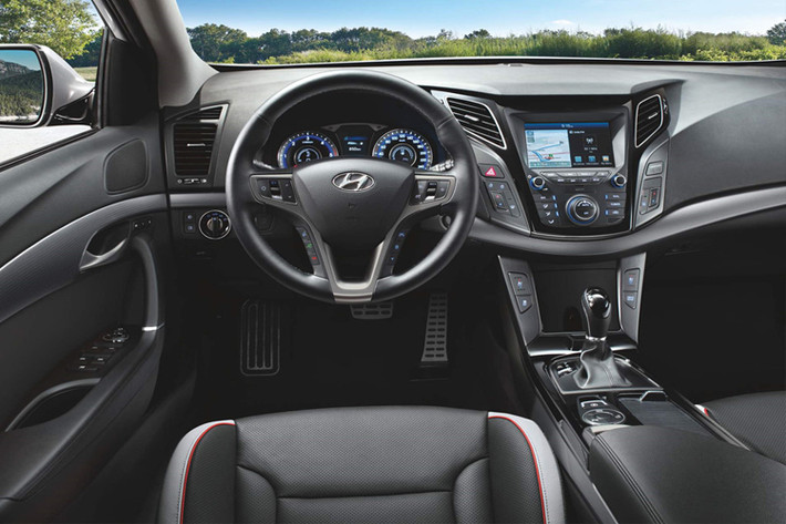 Bên trong khoang nội thất để hài lòng khách hàng hơn, hãng xe ôtô Hyundai đã cập nhật thêm hai tùy chọn màu sắc nội thất mới là đỏ và sự kết hợp màu xám - đen ngoài tông màu đen-be trước đó.