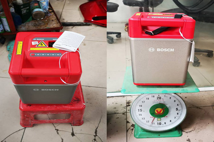 Cục pin lithium-ion 61,2 V của Bosch được tháo ra và người mua này cũng cân lên nặng hơn 11 kg. Thời gian tháo pin được cho biết chỉ trong vòng 2 phút. Do đó, thay thế pin là điều dễ dàng.