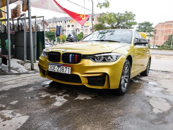 Chiếc xe BMW 318i đời 2004 vừa được độ bodykit mới theo phong cách M3 với chi phí lên đến 300 triệu nhưng chủ nhân chiếc xe lại rao bán lại giá chỉ 370 triệu khiến dân mê xe BMW phải bất ngờ.