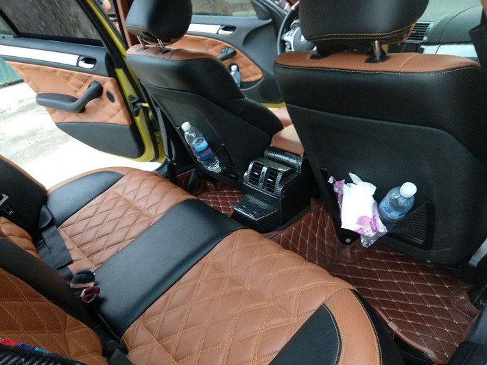 Chiếc BMW 318i cũng được trang bị phanh ABS, cân bằng điện tử, cảm biến lùi, camera 360 và hệ thống cảnh báo áp suất lốp TPMS.