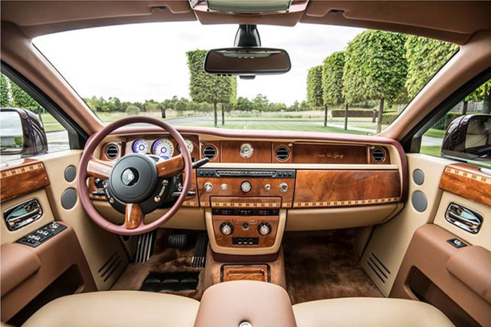 Siêu xe sang Rolls-Royce Phantom này có ngoại thất màu đỏ Madeira đậm. Điểm nhấn nội thất là các hoạ tiết mang hình ảnh Ông Ba Mươi được thể hiện trên các chi tiết và tiện nghi nội thất riêng giành cho chủ nhân, tựa đầu lưng ghế, vịn nghỉ tay hàng ghế sau.
