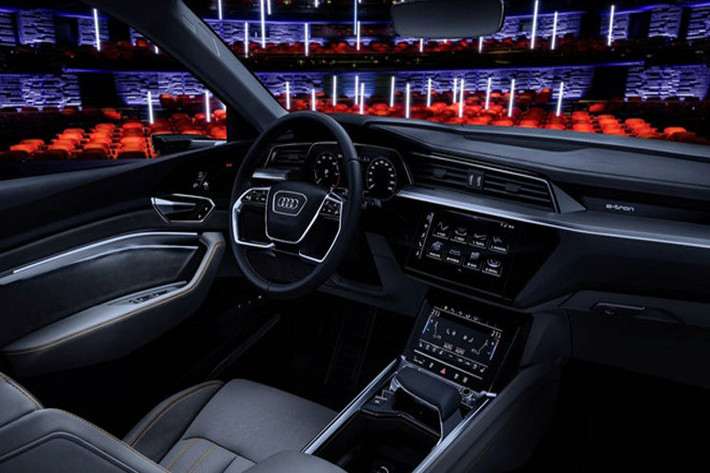 Nội thất của Audi E-Tron gọn gàng và hiện đại. Xe có đến 7 chế độ lái khác nhau, từ chế độ thoải mái, tiết kiệm cho đến thể thao. Tùy thuộc vào tốc độ và cách vận hành của xe, hệ thống treo có thể điều chỉnh cao thấp trong khoảng 76 mm