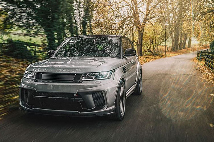 Cùng với đó, ốp bánh xe phong cách widebody được Kahn Design thiết kế đặc biệt, được cho là rất phù hợp với kiểu dáng nguyên bản của Range Rover Sport SVR.