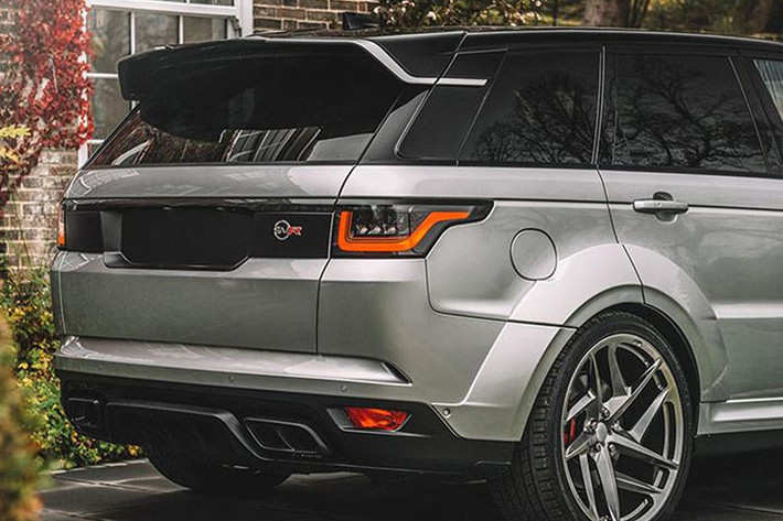Ở phía sau, Kahn Design lắp thêm cánh đuôi, khuếch tán không khí dưới cản và cặp ống xả kép.