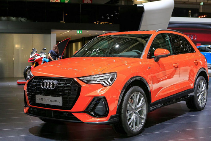 Về thiết kế, Audi Q3 2019 mới có sự khác biệt thể hiện ở cụm lưới tản nhiệt to bản, các thanh lưới thẳng đứng màu đen piano ở phía trước lấy cảm hứng từ Q8.