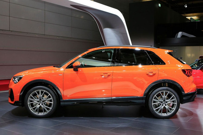 Audi Q3 được trang bị cản trước thể thao với vẻ ngoài cơ bắp. AudiQ3 bản 45 TFSI, sử dụng động cơ tăng áp 4 xi-lanh dung tích 2,0 lít, cho công suất tối đa 226 mã lực và mô-men xoắn cực đại 350 Nm. Sức mạnh được điều phối tới 4 bánh thông qua hộp số tự động ly hợp kép 7 cấp.