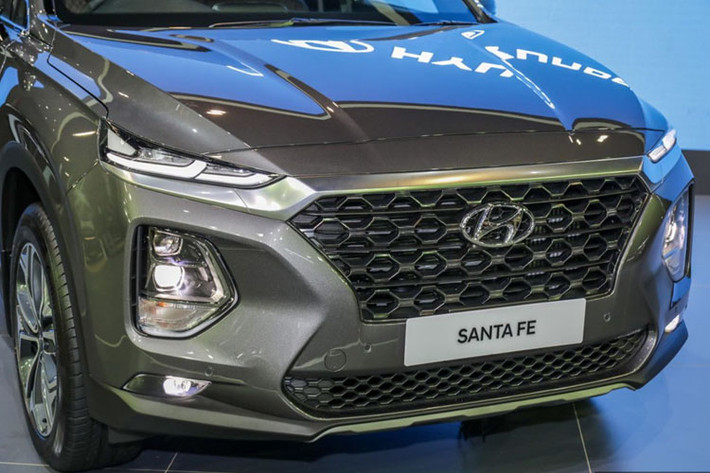 Ở phía đầu xe, lưới tản nhiệt lục giác dạng Cascading Grille đặc trưng của Hyundai mới được cải tiến. Đèn LED ban ngày được đặt cao hơn trong khi đèn pha được hạ thấp xuống tương tự trên mẫu xe Kona.