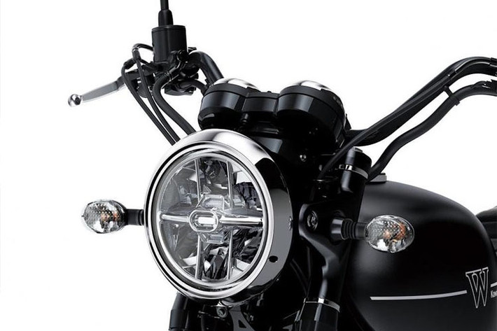 Cùng với đó, đèn pha trước được nâng cấp lên đèn LED nằm trong chóa tròn cổ điển.