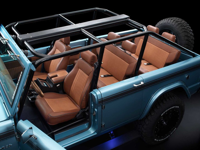 Theo đó, khung sườn của chiếc SUV cổ Ford Bronco 1966 được cắt đôi ra, gia cố thêm một phần dài 584 mm để giữ thân xe được vững chắc. Các thanh chống kết nối với thân xe để tạo thành một bộ khung bảo vệ cho 6 hành khách bên trong xe.