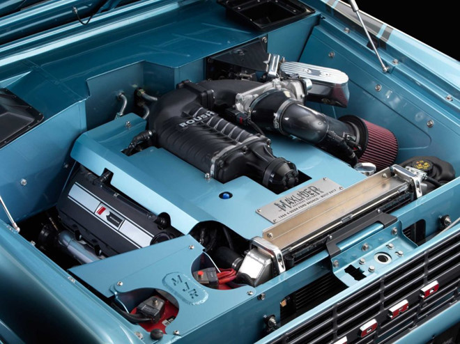 Tiếp đến, Maxlider Brothers Customs tiến hành loại bỏ hối động cơ V8 200 mã lực nguyên bản. Thay vào đó là động cơ siêu nạp Coyote Roush V8 dung tích 5.0L. Kết nối với hộp số 6 cấp đời mới, khối động có này sản sinh công suất lên đến 670 mã lực đi kèm một số tính năng tùy chỉnh.