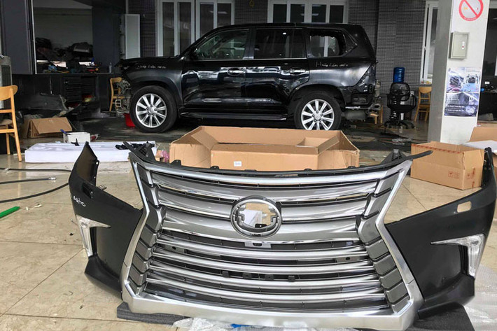 Ngoại thất xe thay đổi toàn diện so với nguyên bản. Bắt đầu từ đầu xe với lưới tản nhiệt thiết kế hình con suốt cỡ lớn.