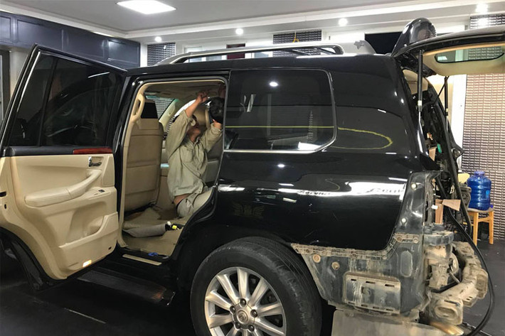 Một trong những công đoạn rất khó khi nâng cấp chiếc xe này đó là phần cắt gọt thân vỏ xe để tạo hình vừa vặn với khuôn đèn của xe kiểu 2018. Một số ít thân xe đời 2008 bị cắt gọt...