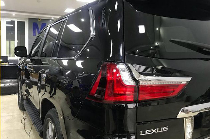 Tiếp đến là đuôi xe cũng được độ triệt để nhất có thể. Cửa sau xe, toàn bộ kính phía sau, hệ thống đèn chiếu sáng đều được thay mới.