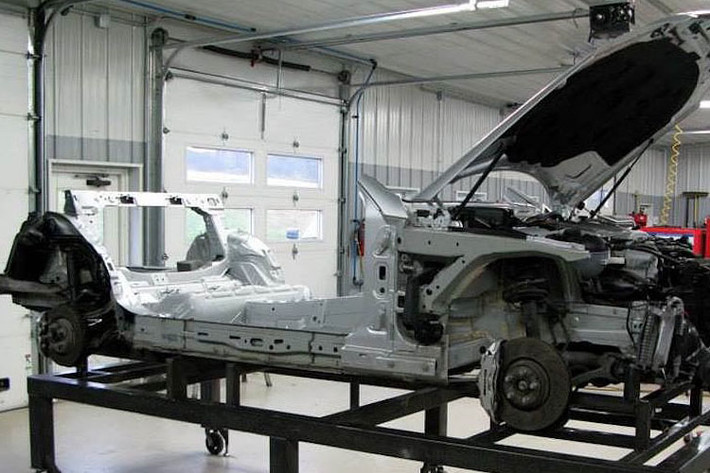 Phần khung sàn cùng toàn bộ hệ thống treo, phanh và hệ động lực của C63 AMG sau khi tách khỏi vỏ. Để có thể lắp được phần trái tim của C63 AMG vào vỏ 190E, Piper Motorsport đã rút ngắn trục cơ sở của chiếc xe xuống, kéo theo phần khung sàn cũng phải được thay đổi kích thước.