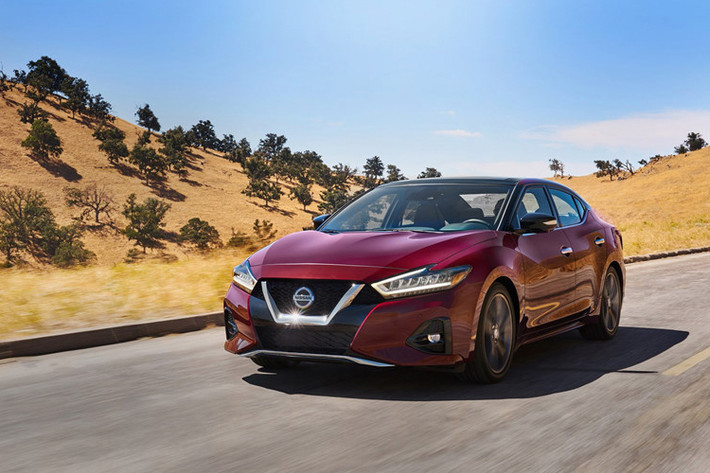 Nissan Maxima 2019 mới vừa chính thức ra mắt tại Triển lãm ôtô Los Angeles 2018 với nhiều cải tiến về công nghệ cũng như tính năng an toàn. Đây được xem là đối thủ trực tiếp của mẫu xe Toyota Avalon.