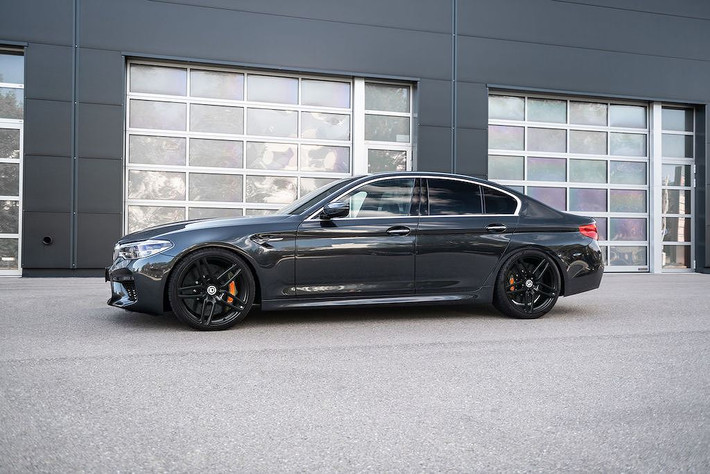Nhưng với gói độ cho BMW M5 này vốn đã mạnh nay sẽ mạnh hơn rất nhiều. Theo G-Power công bố, ở cấu hình Stage 3, M5 G30 có thể đạt công suất tối đa lên tới 789 mã lực và mô-men xoắn cực đại 980Nm.