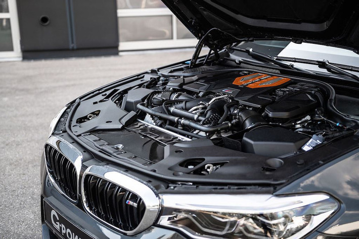 Kết hợp cùng hệ dẫn động 4 bánh xDrive cho độ ổn định và bám đường cao, động cơ sau khi nâng cấp có thể đẩy chiếc sedan 5 chỗ BMW tăng tốc từ 0-100km/h chỉ trong 2,9 giây và tốc độ tối đa vượt quá 335km/h.