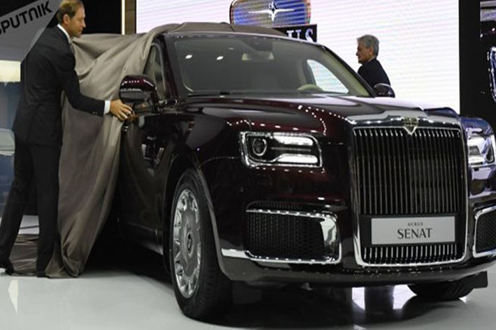 Về ngoại hình, Aurus Sedan khá giống với chiếc limousine của ông Putin với màu sơn đen bóng. Tuy nhiên chiều dài ngắn hơn nhiều và chỉ có 2 khoang.