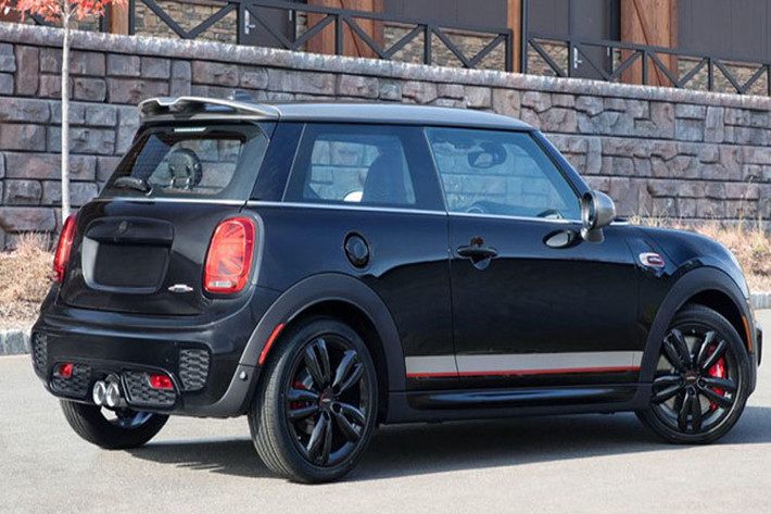John Cooper Works Knights Edition tiếp tục được thương hiệu xe Mini trang bị động cơ tăng áp 2.0L sản sinh công suất 228 mã lực và mô-men xoắn cực đại 320 Nm, truyền sức mạnh đến hai bánh trước thông qua hộp số sàn hoặc hộp số tự động 6 cấp.