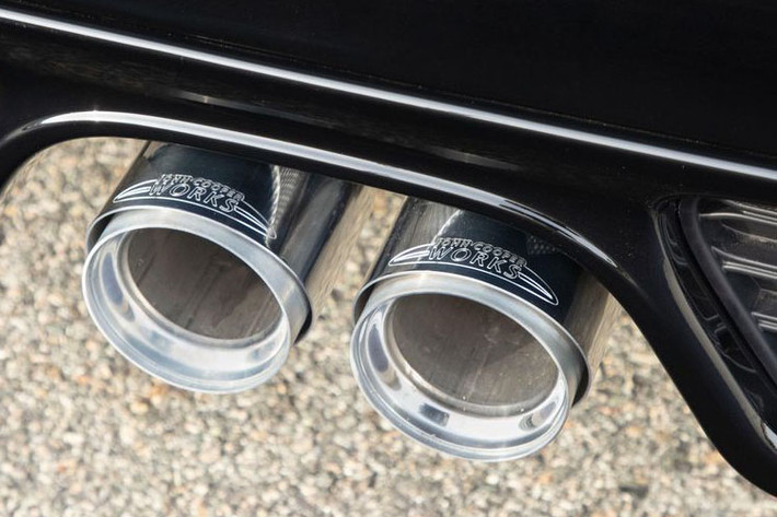 Cụm ống xả đa năng John Cooper Works 2019 mới với thanh ống xả chrome là trang bị tiêu chuẩn.
