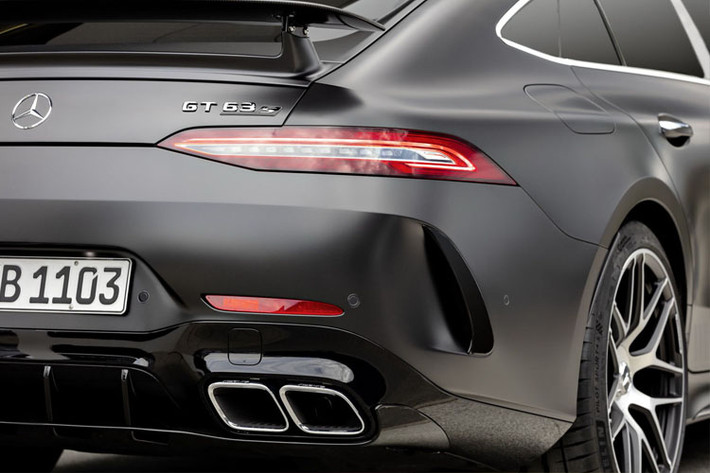 Mercedes GT 63 S 4MATIC+ 4 cửa được phát triển dựa trên nền tảng hệ động lực và chassis cải tiến từ phiên bản coupe AMG GT quen thuộc - vốn có model thể thao AMG GT-R cũng đã từng giữ kỷ lục hoàn thành một vòng Nurburgring