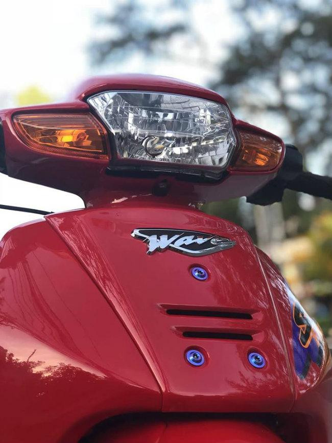 Sở dĩ có giá khủng lên đến 80 triệu đồng vì chiếc Honda Wave biển tứ quý 7 này được chủ nhân đầu tư lắp các đồ chơi như giảm xóc Ohlins, phanh Brembo, đĩa Braketech, ốc ti tan và bộ vành nan Takegawa.