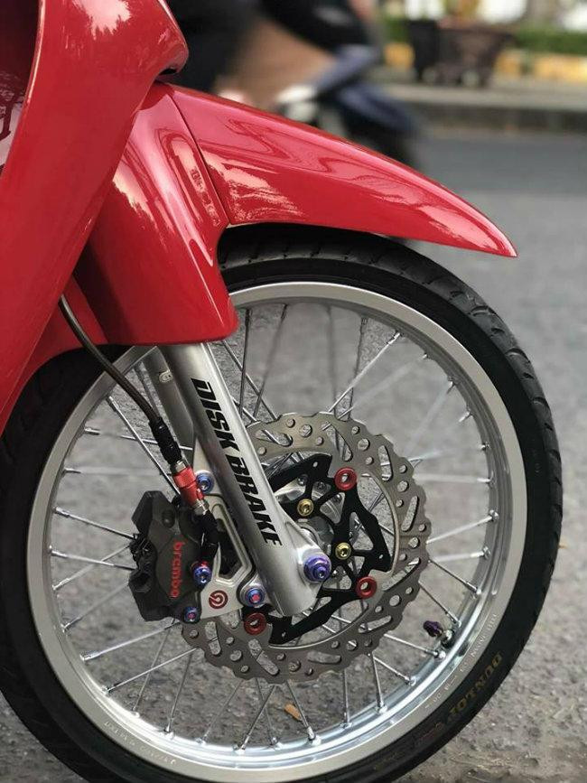 Đáng chú ý nhất là ở phần dàn chân trước của xe sử dụng bộ vành nan Takegawa, phanh đĩa Braketech đi kèm heo Brembo Billet đắt tiền.