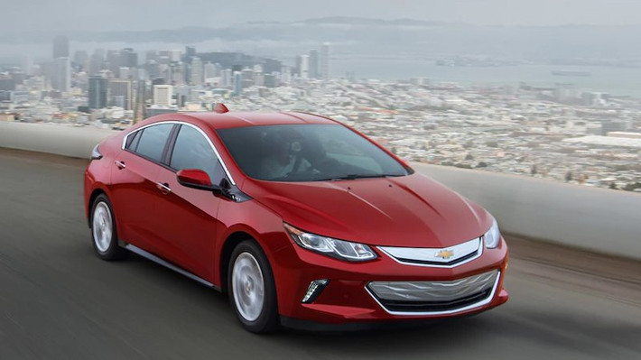 Mẫu sedan plug-in hybrid Chevrolet Volt bị GM khai tử để tạo điều kiện cho các mẫu xe điện chạy bằng pin của hãng phát triển. Đây là mẫu xe có khả năng tiết kiệm nhiên liệu tuyệt vời và cảm giác lái thú vị. Tuy nhiên giá thành của xe được cho là khá đắt đỏ.