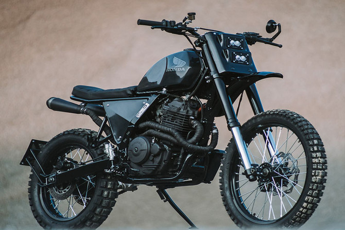 Dưới bàn tay tài ba của thợ độ Tommaso, chủ tài khoản Asphalt and Gravel trên Instagram chiếc xe môtô Honda NX 650 Dominator lột xác hoàn hảo từ mẫu xe địa hình thập niên 90 thành một chiếc Scrambler đầy cuốn hút.